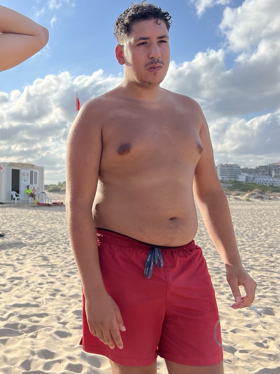Onbewerkte foto van een jonge cliënt op het strand vóór het traject