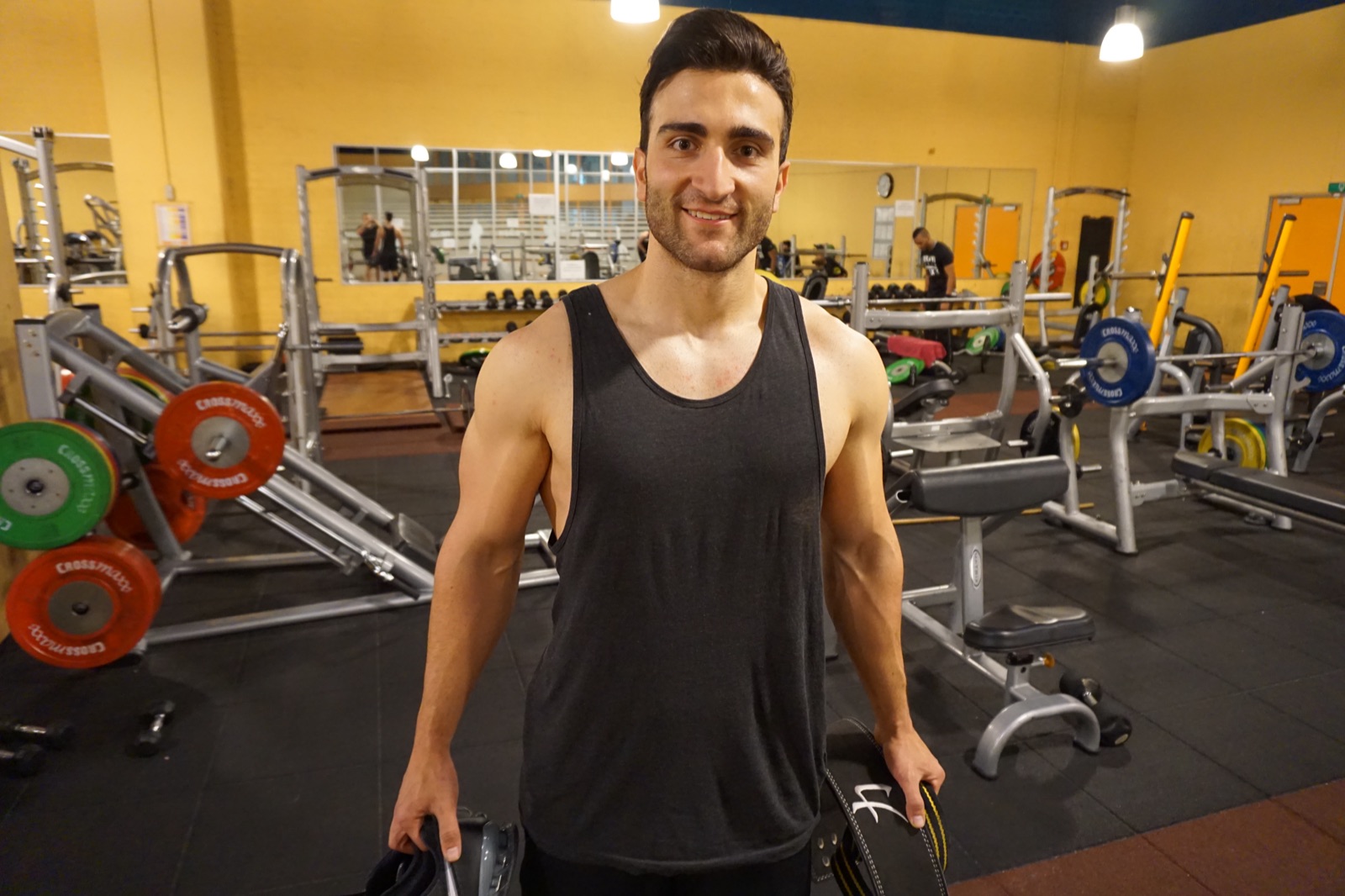 Ertuğrul met lifting belts in de sportschool