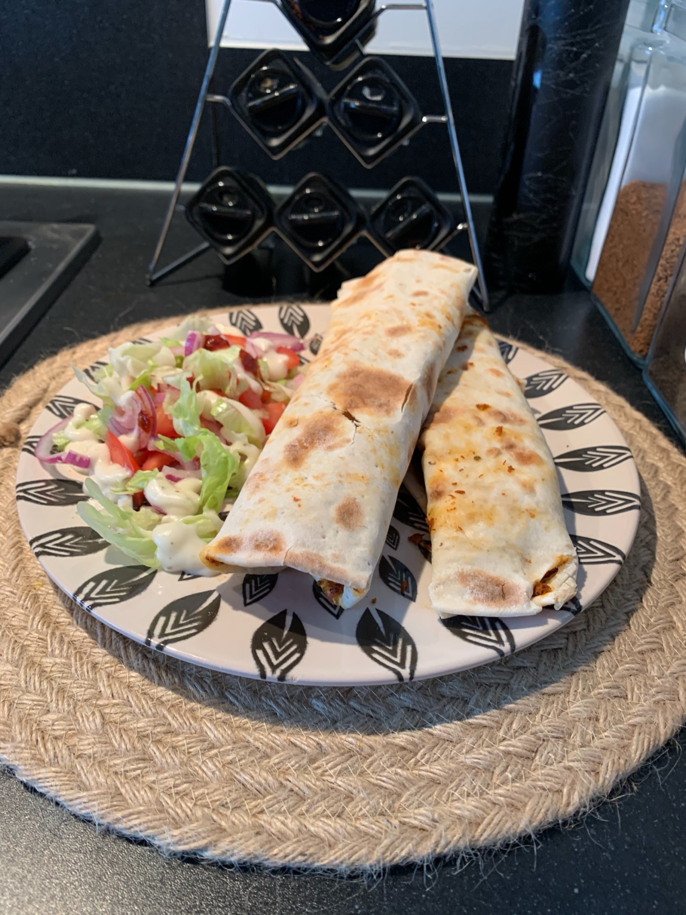 Zelfgemaakte gevulde wraps met salade, uit de voedingsapp van De Fitnesscoach