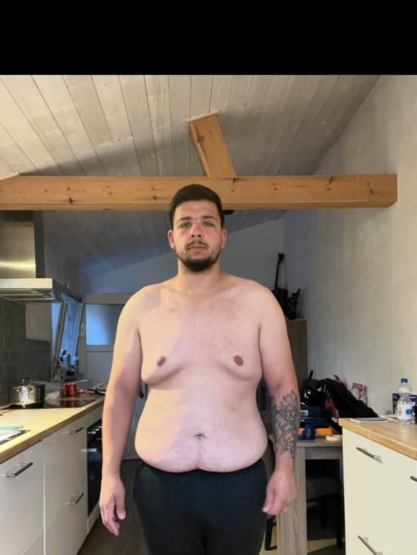 Onbewerkte foto van een jonge cliënt vóór het traject in de keuken