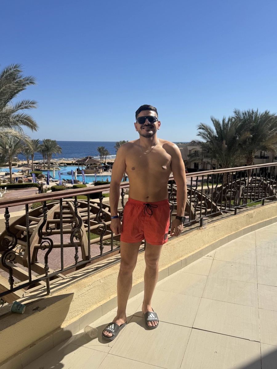 Dezelfde cliënt na het traject, fit op vakantie